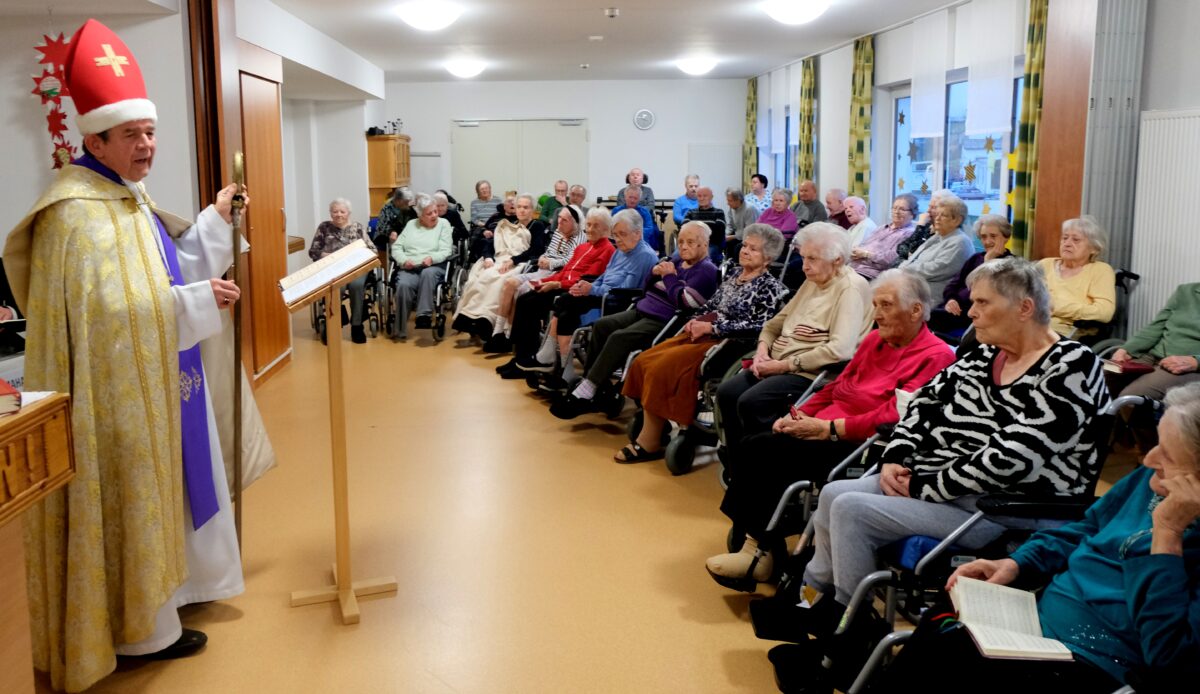 Pfarrer Früchtl erfreut Senioren als Nikolaus in Floß