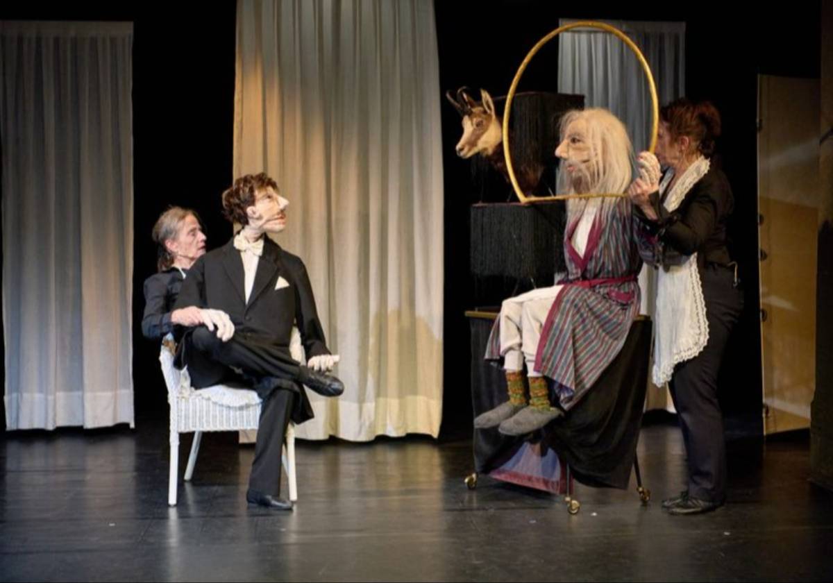 Premiere in Weiden: Kulturbühne in der Reger-Halle: Auf Bäume klettern