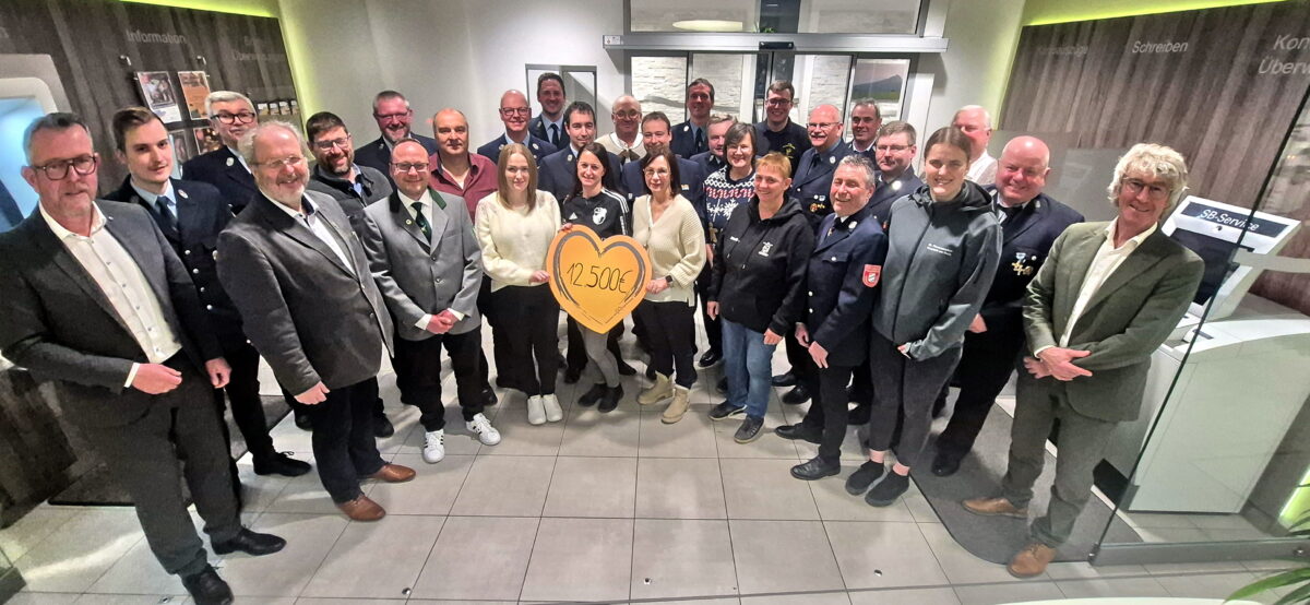 Raiffeisenbank spendet 12.500 Euro an 26 Vereine in Speichersdorf