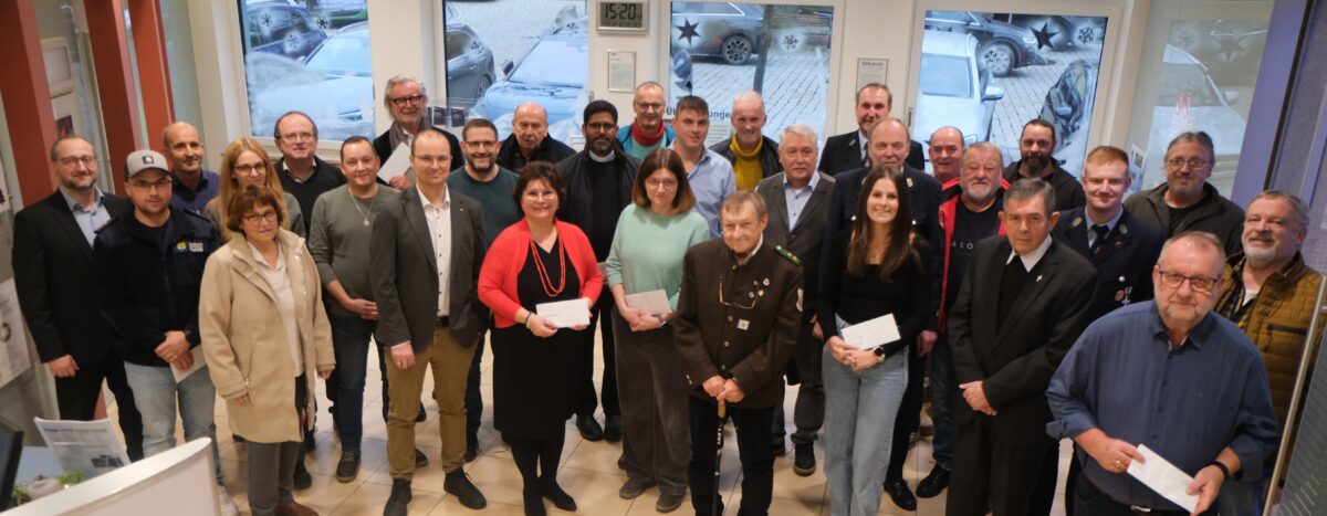 Raiffeisenbank würdigt Ehrenamt in Floß mit 14.130 Euro