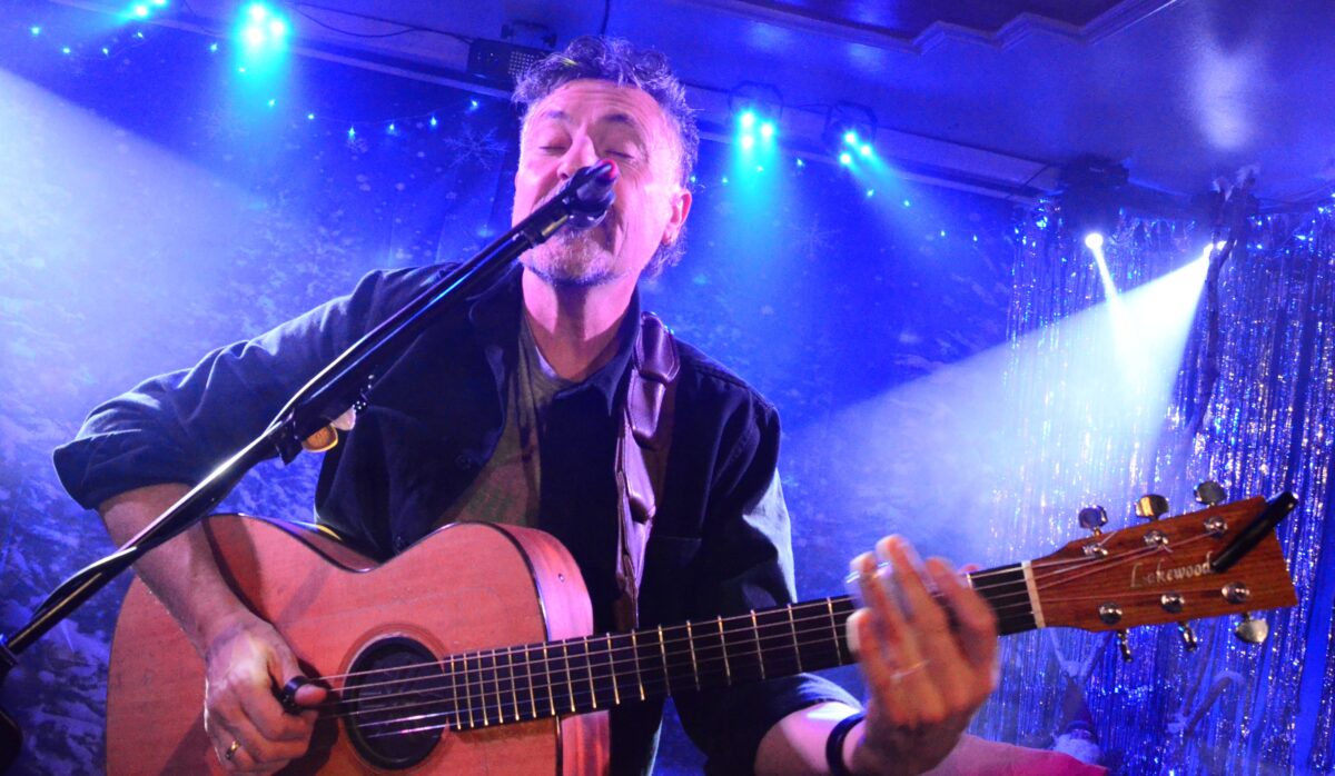 "Guitar Man" lädt zu stimmungsvollem Christmas-Special