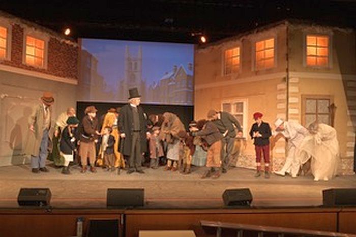 Stadtbühne Vohenstrauß begeistert mit Weihnachtsgeschichte beim Comeback