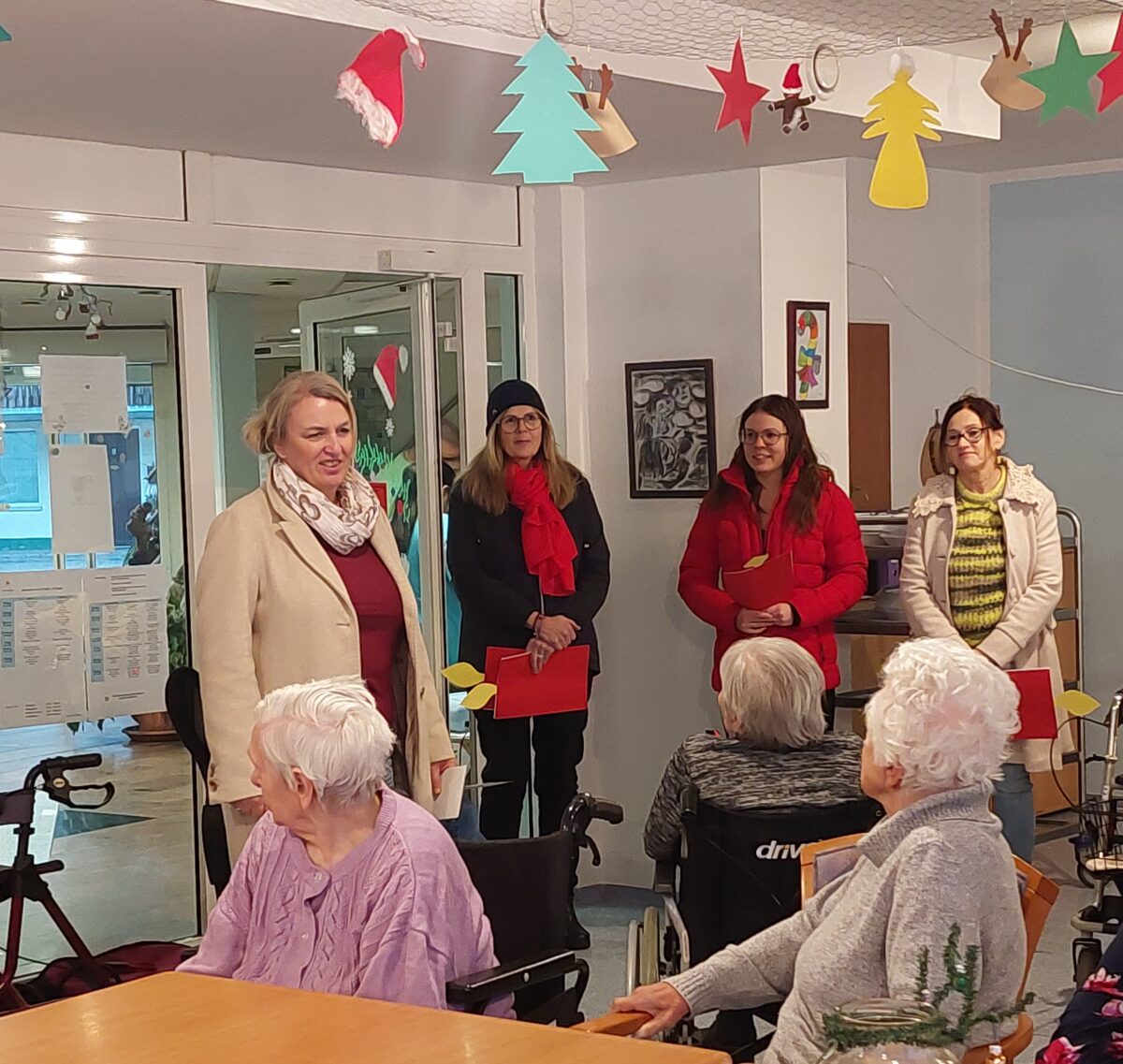 SPD beschenkt Bewohner in Grafenwöhrer Pflegeheimen