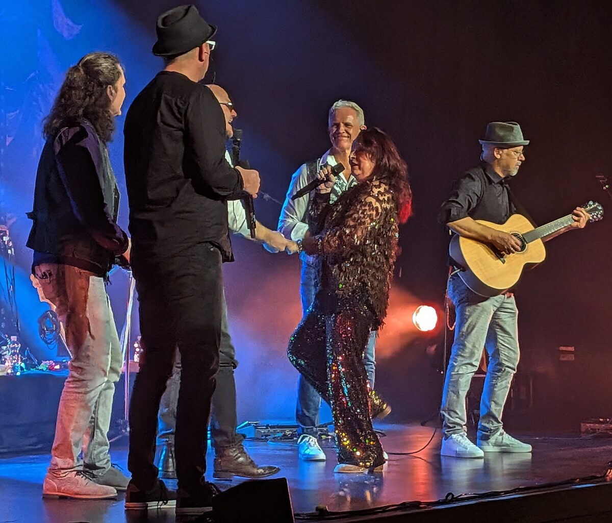 Sassy Holzinger erntet in Cham Standing Ovations und drei Zugaben