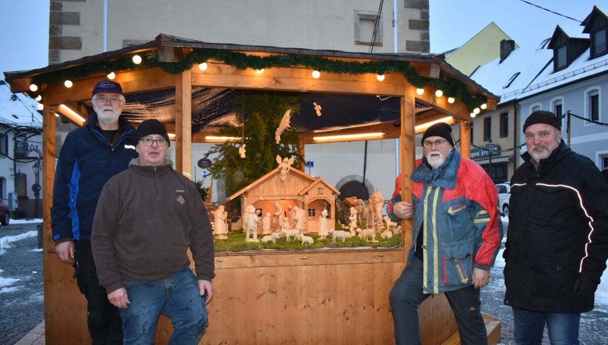 Schnitzergemeinschaft Grafenwöhr stellt Weihnachtskrippe beim Rathaus auf