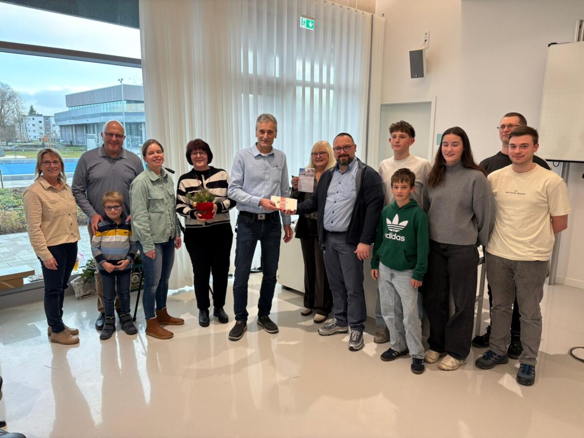 Schulfamilie verabschiedet Hausmeister Reindl an Realschule Kemnath