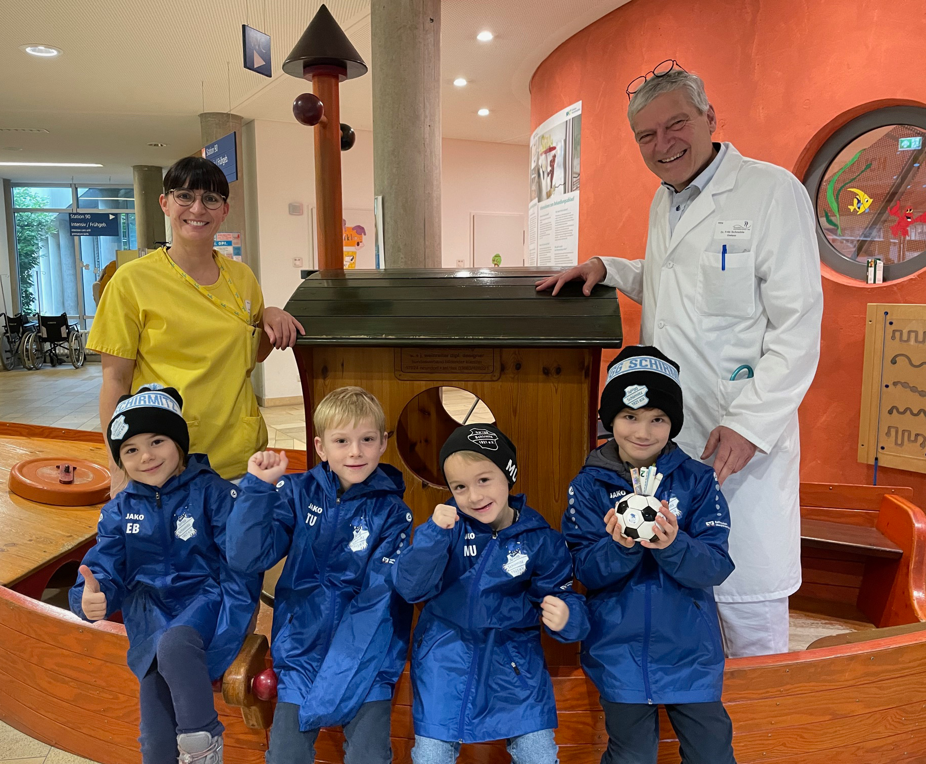 SpVgg-Schirmitz-Nachwuchs spendet 300 Euro für Kinderklinik Weiden