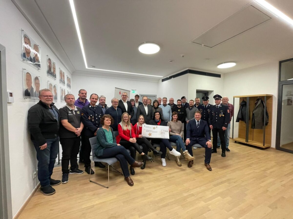 Sparkasse unterstützt in Mitterteich 20 Vereine mit insgesamt 10.000 Euro