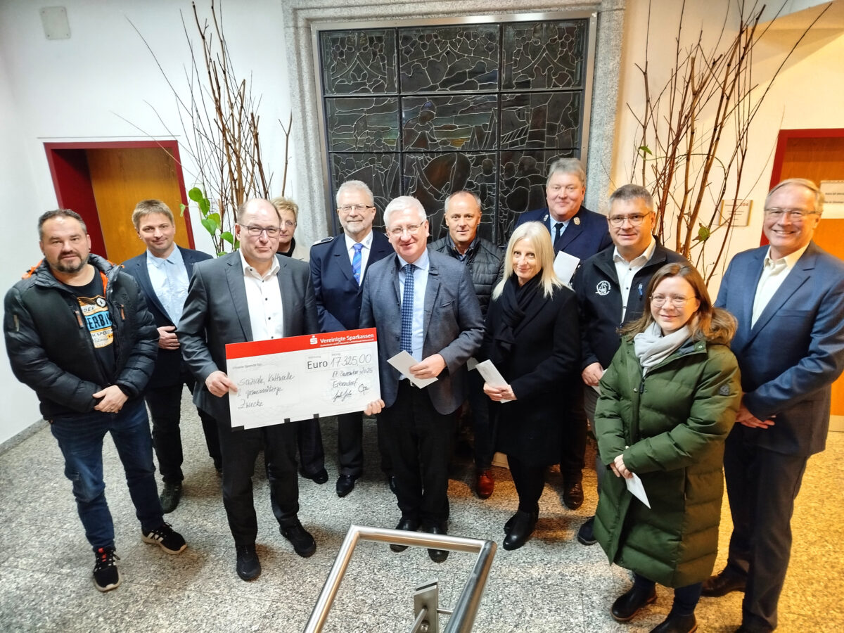 Sparkasse unterstützt zwölf Vereine in Erbendorf mit 17.325 Euro