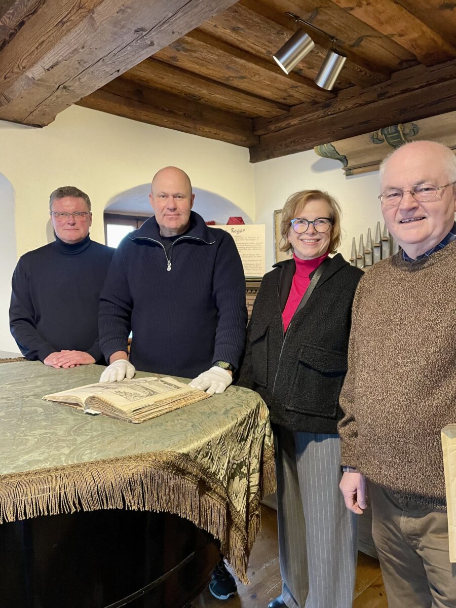 Wertvolles Geschenk des Kepler-Gymnasiums für das Stadtarchiv Weiden