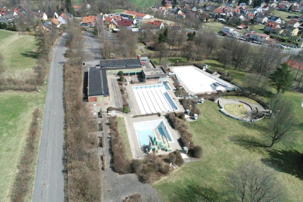 Stadtrat stoppt Photovoltaikpläne, Pleystein setzt auf Naturbad