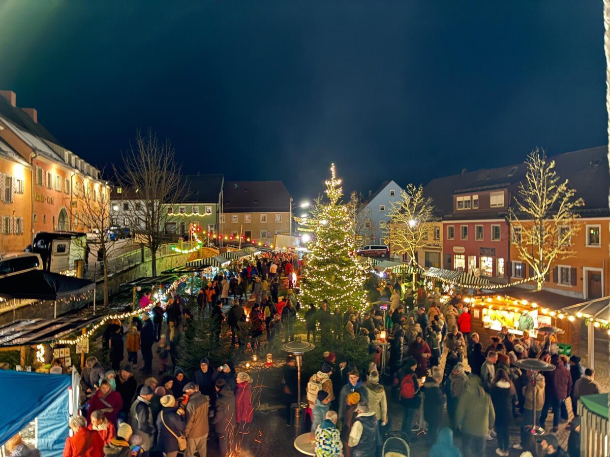 Stimmungsvoller Adventsmarkt feiert zehnjähriges Jubiläum in Floß