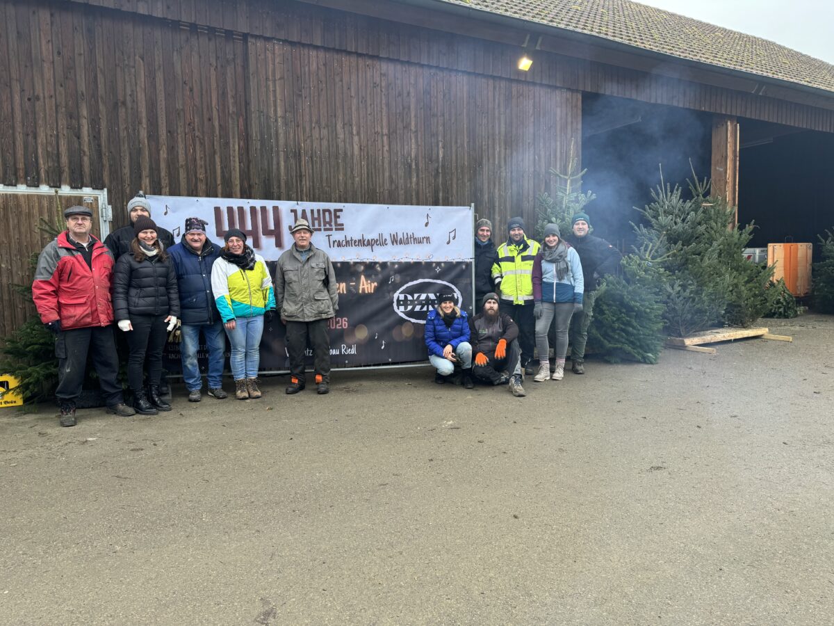 Trachtenkapelle setzt Christbaumverkauf in Waldthurn fort