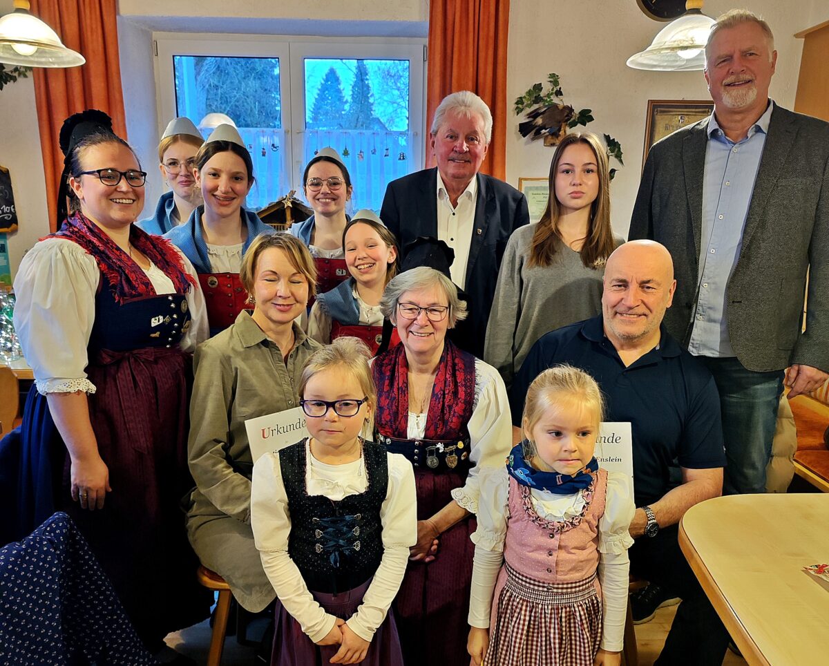 Der Trachtenverein „Altbairische Weiden“ lud zum Adventsnachmittag mit Ehrungen ein
