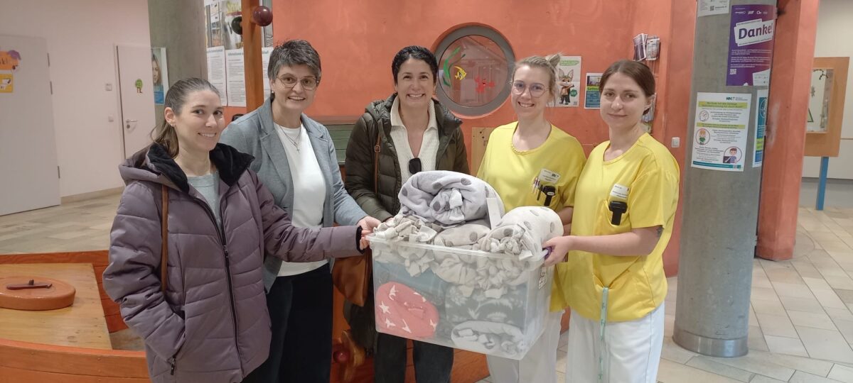 US-Soldatenfamilien spenden 13 Kuscheldecken an Kinderklinik Weiden