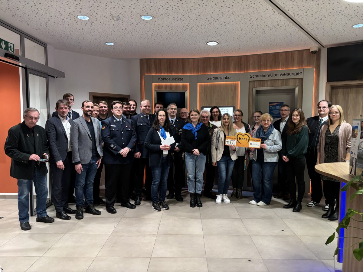 Volksbank spendet 9.000 Euro an 21 Vereine in Moosbach