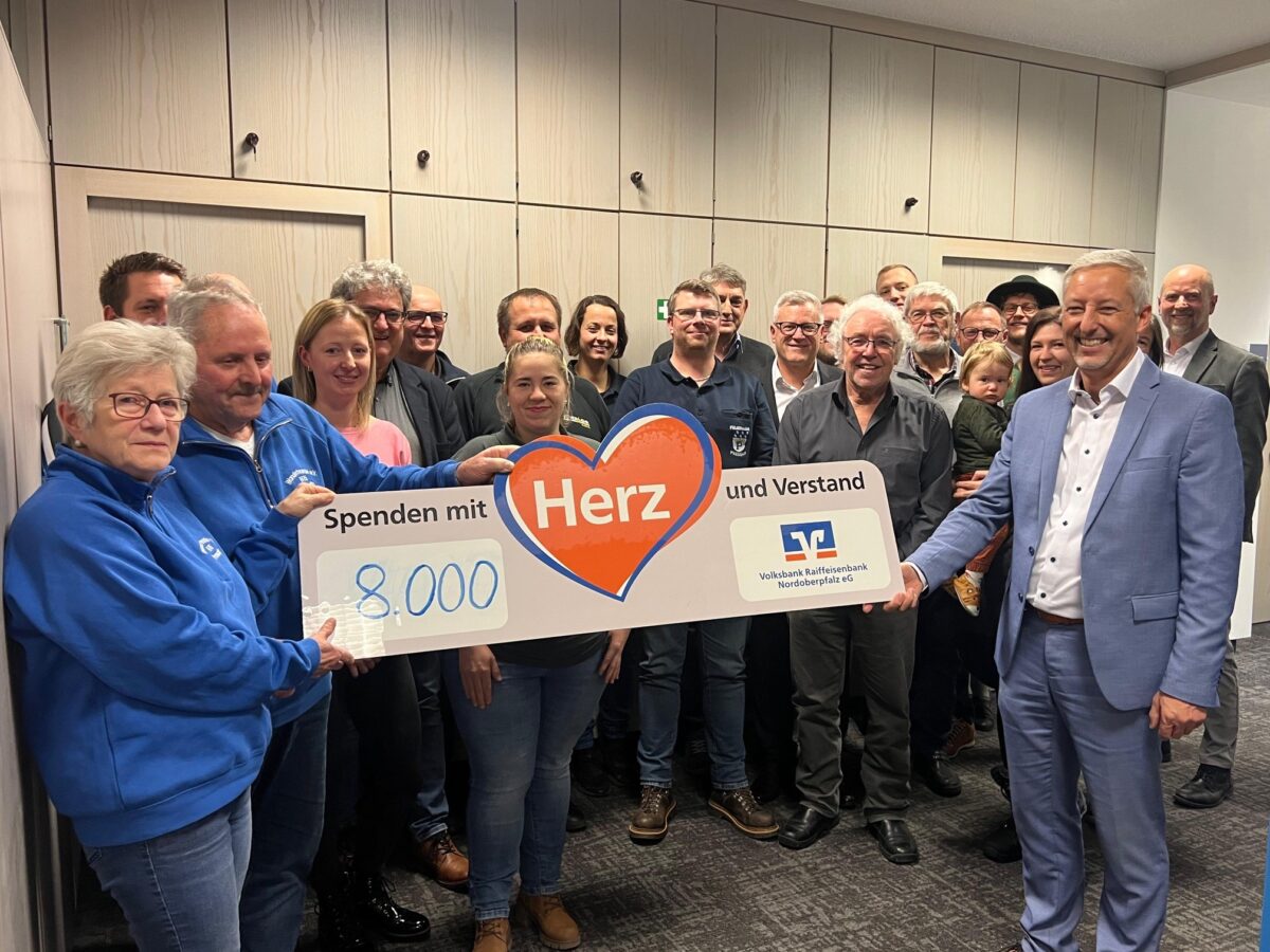 Volksbank spendet in Pressath 8.000 Euro an 16 Vereine