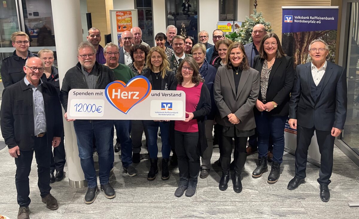 Spendenübergabe in Mitterteich: 12.000 Euro für Vereine und Einrichtungen