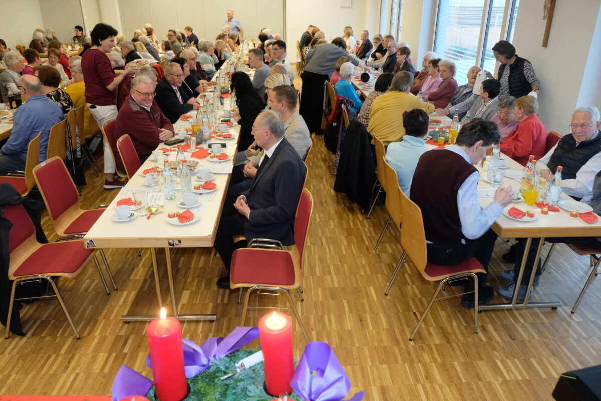 Beim Frohsinn klingt das Herz – Volles Haus bei der Adventsfeier im neuen Pfarrheim