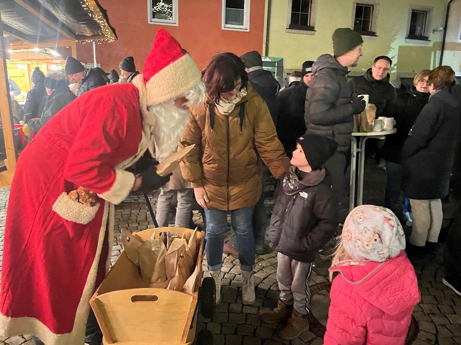 Weihnachtliche Stimmung beim SPD-Marktadvent in Floß