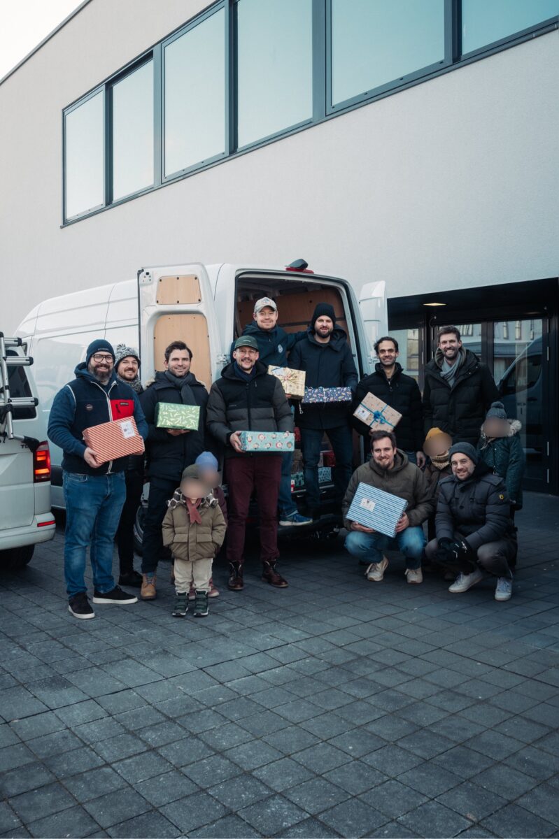 Weihnachtspäckchenkonvoi feiert 25. Fahrt mit über 700 Päckchen aus Weiden