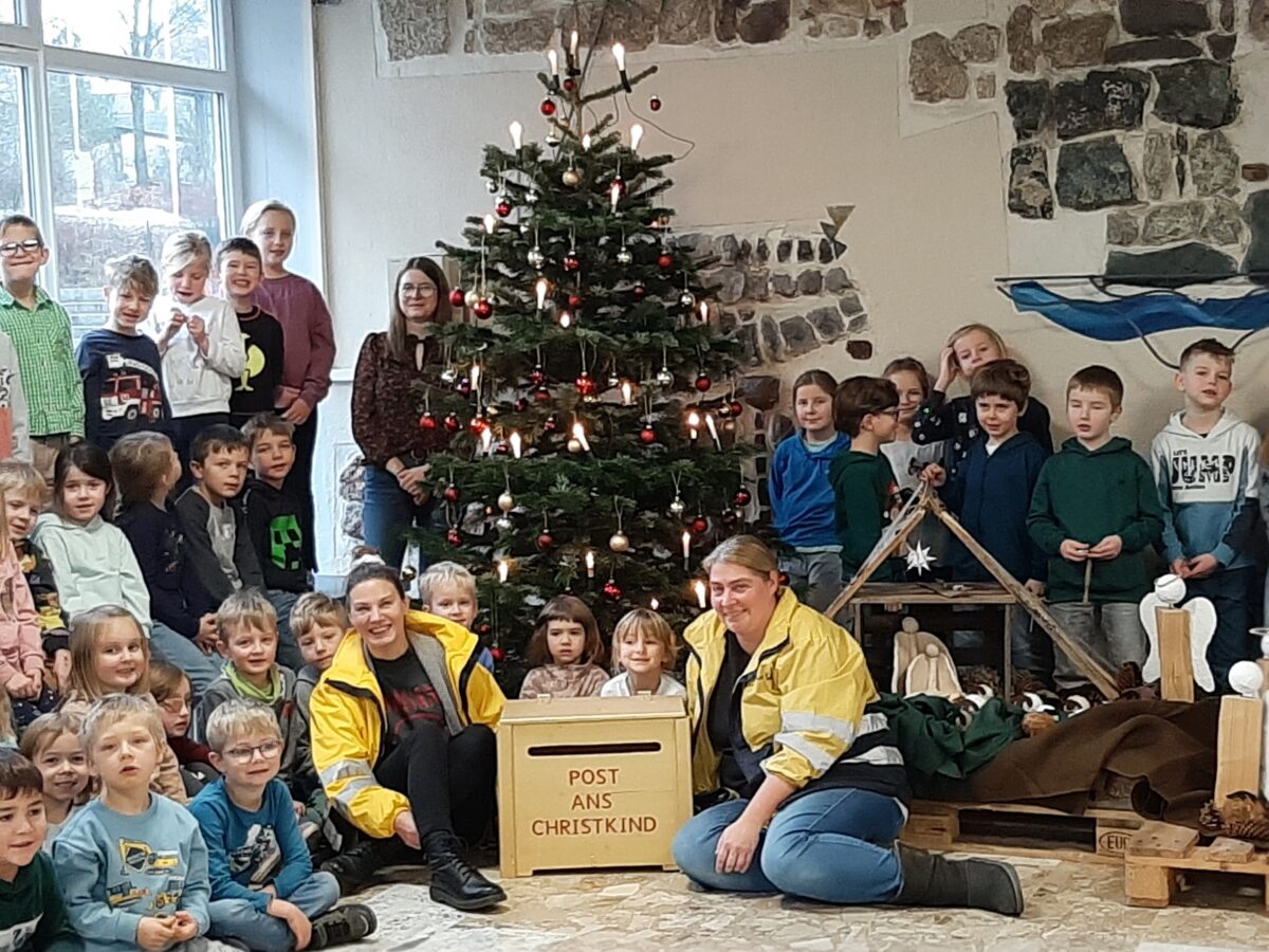 Weihnachtspostamt verzaubert Vorschulkinder in Erbendorf