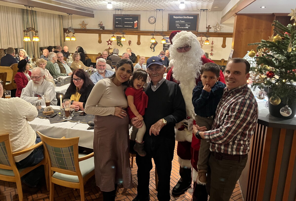 Oberst Stephen Flanagan (von rechts) James Joyce als Santa-Claus, Clubpräsident Walter Brunner und Carolina Flanagan mit den Kindern bei der Weihnachtsfeier des Kontakt Club. Foto: Gerald Morgenstern