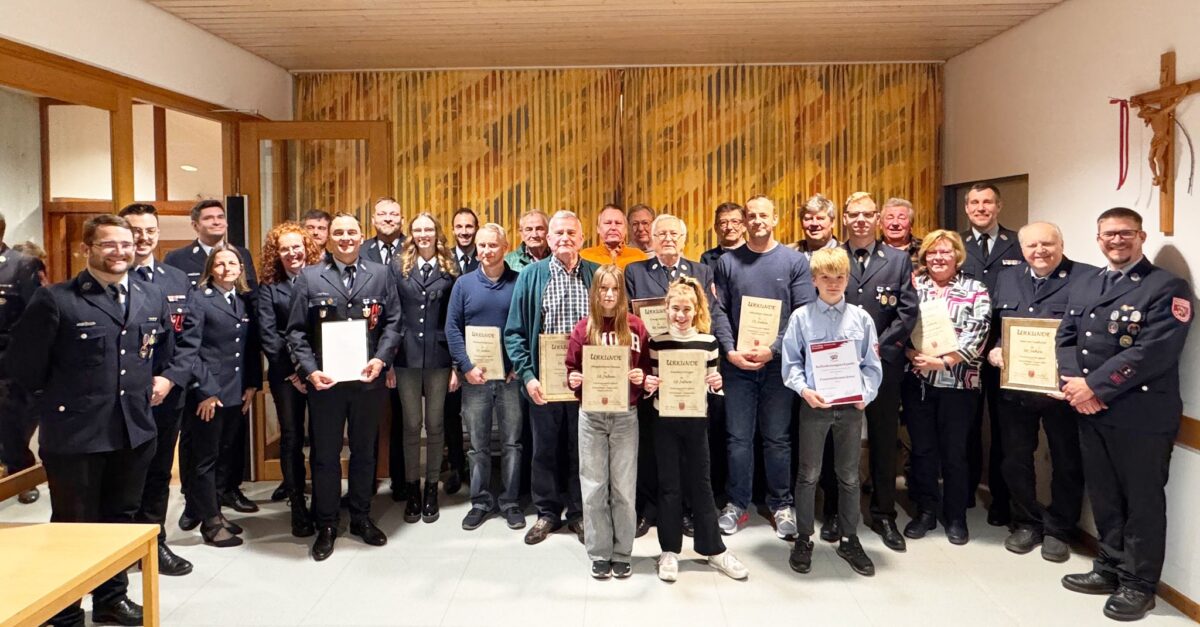 Etzenrichter Wehr ehrt, befördert und wählt neu