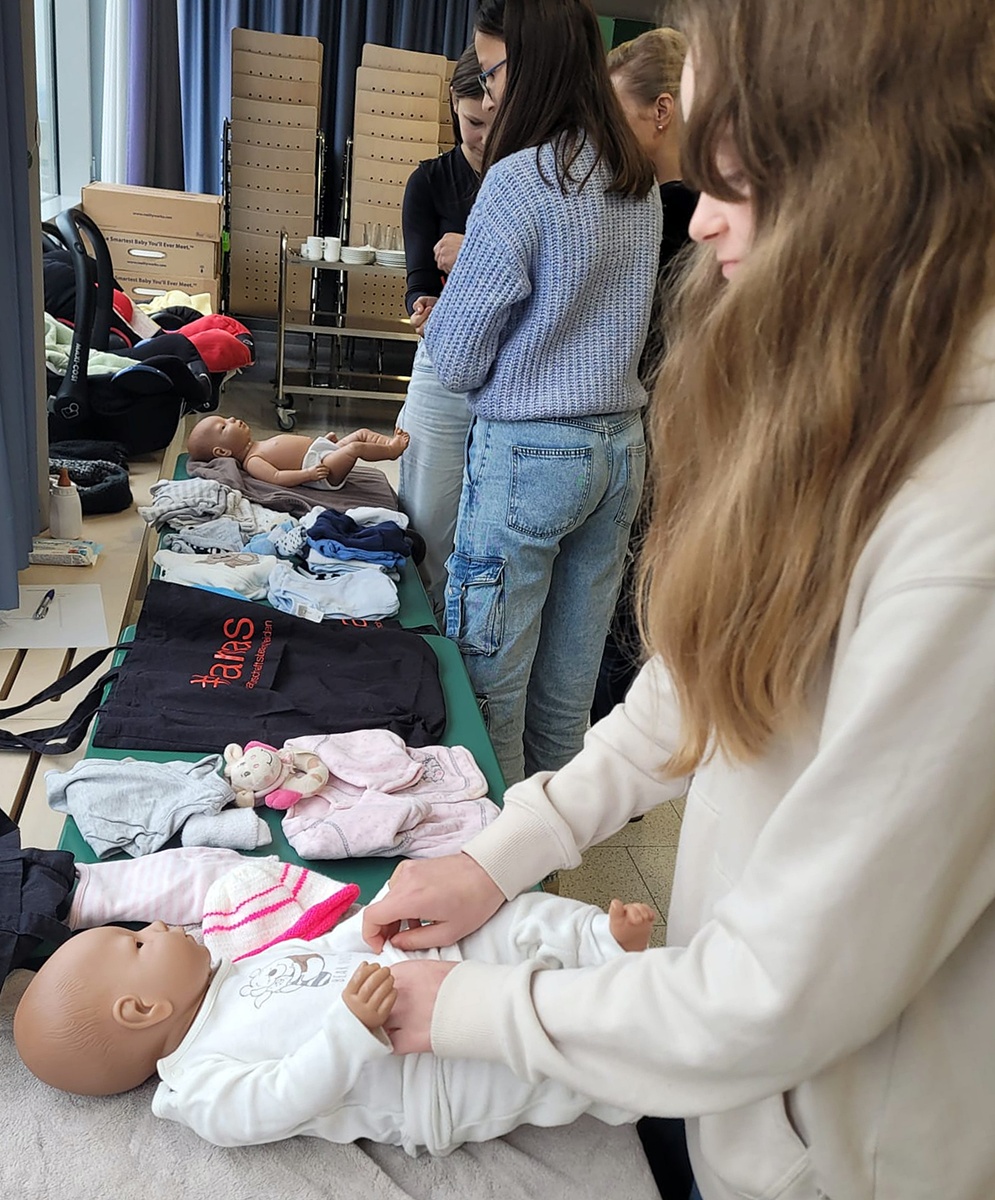 Elternpraktikum der Caritas: Schüler erhalten Einblick ins Leben mit einem Baby