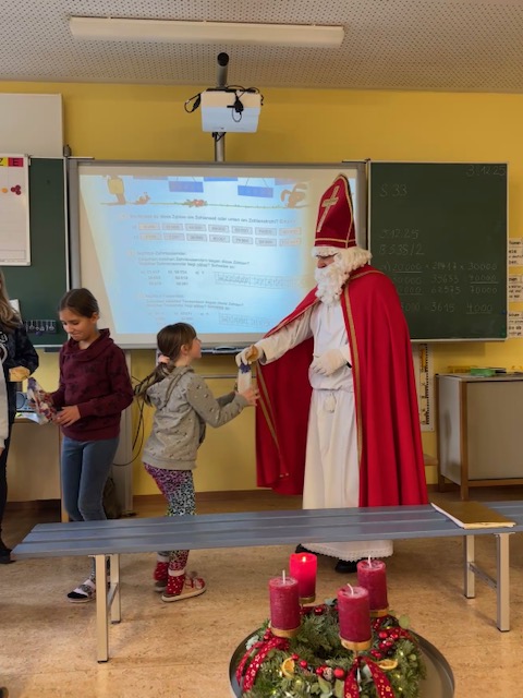 Großzügige Geste in der Grundschule Schirmitz: Nikolauspäckchen für alle 82 Schüler