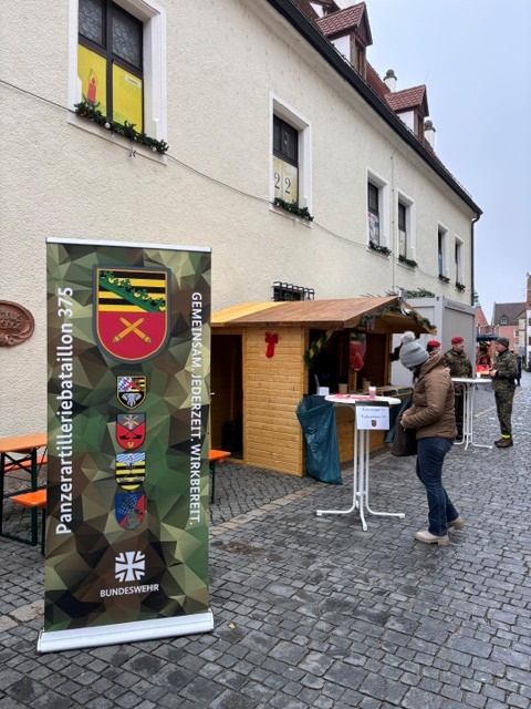 Soldaten verkaufen Eintopf für guten Zweck in Weiden