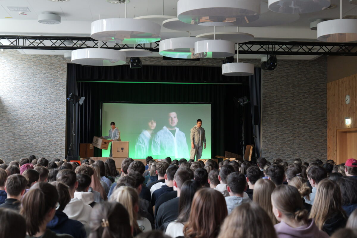 Wichtiger denn je – Anti-Rassismus-Stück „SAD-88“ auf Schultour