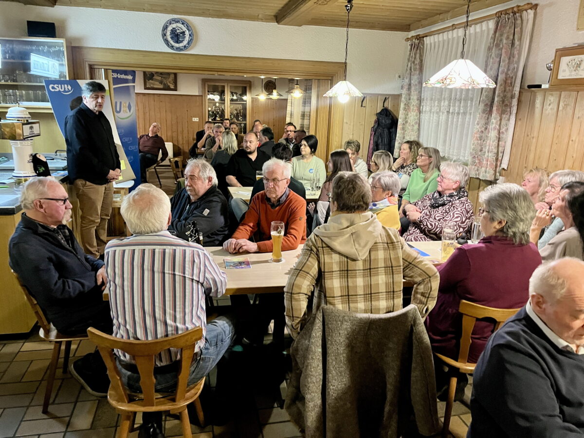 Interessierte Zuhörer beim CSU-Bürgergespräch in Hütten
