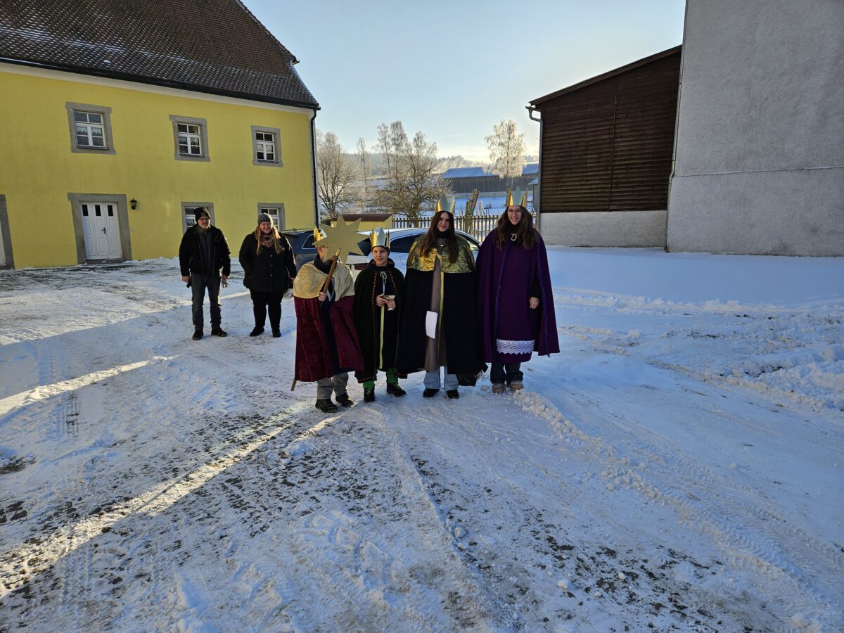 Sternsinger aus Böhmischbruck sammeln bei zweistelligen Minusgraden für Aktion "Schule statt Fabrik"