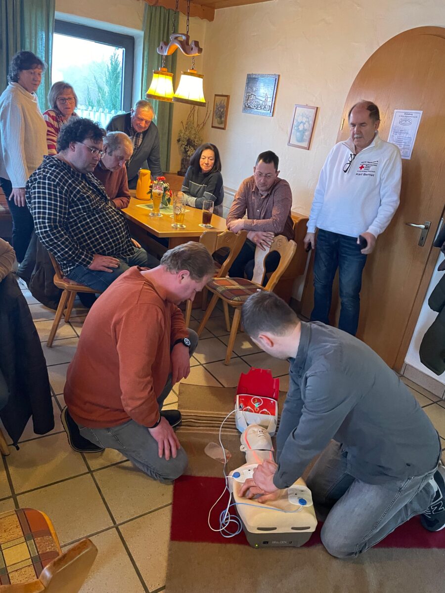 Erste-Hilfe-Training und Defi-Einweisung in Spielberg