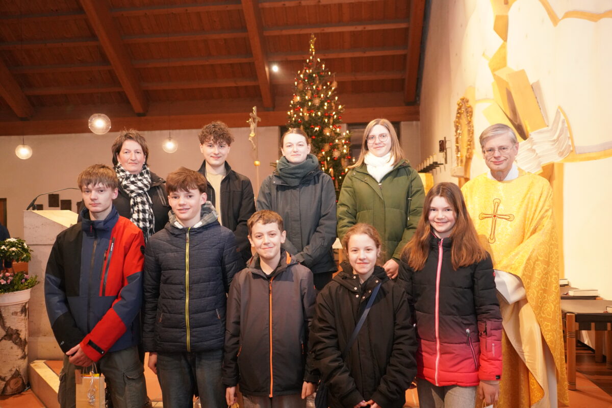 Acht Ministranten gehen in Mini - Ruhestand