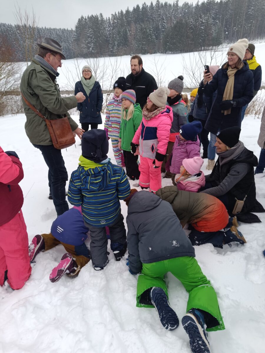 Katholisches Landvolk Waldthurn auf Spurensuche im Wald