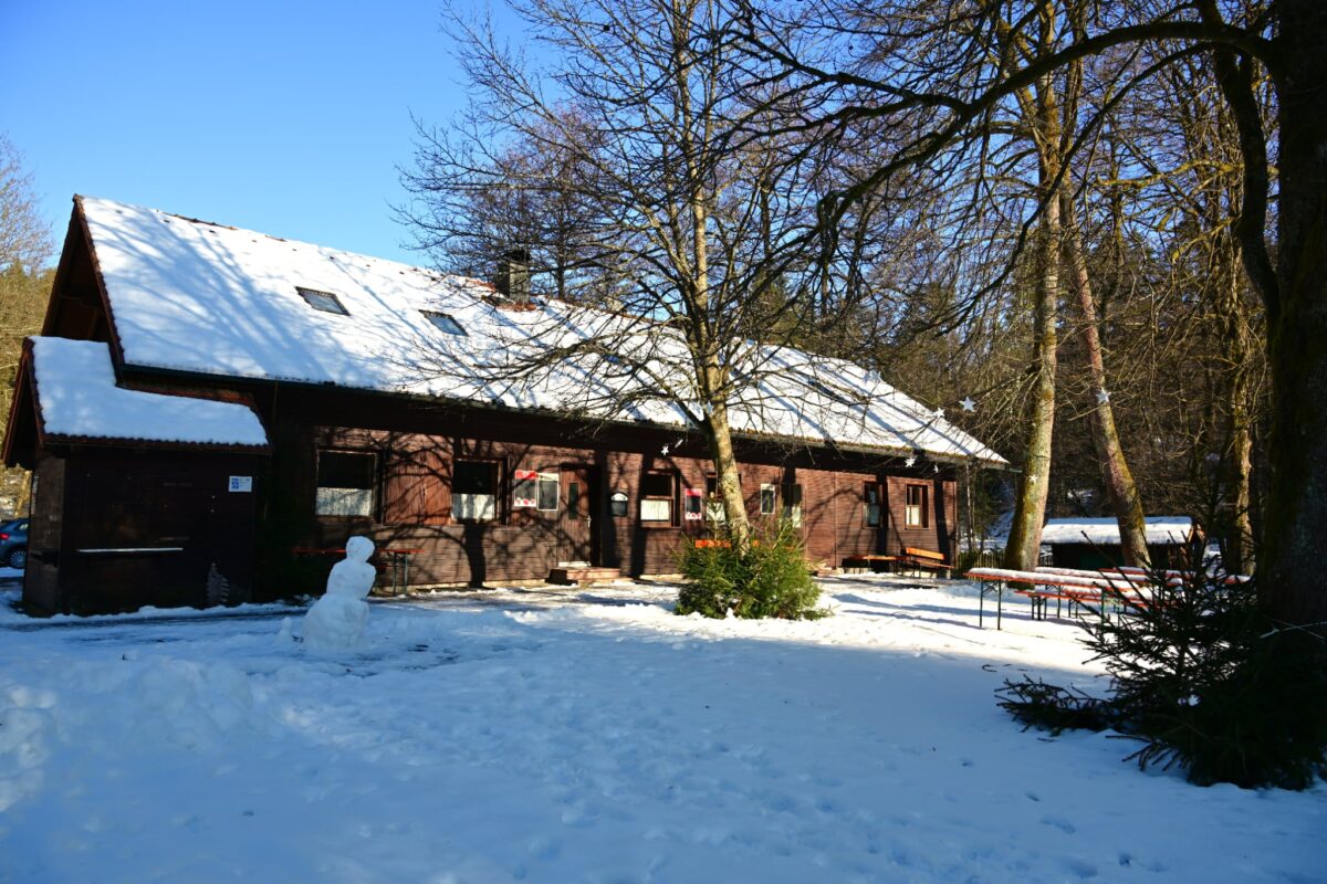 Die Blockhütte im Waldnaabtal macht wieder auf!