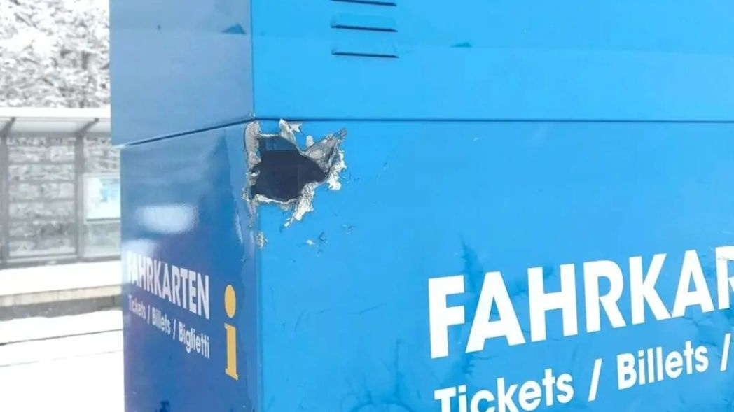 Aufbruchversuch an Fahrausweisautomaten in Altenstadt: 20.000 EUR Schaden