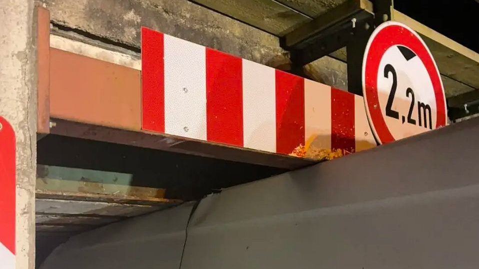 Unterführung in Schwandorf stoppt Kleintransporter