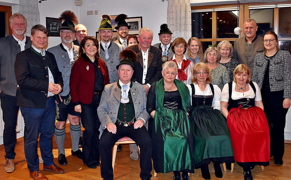 Gebirgstrachtenverein Almrausch bestätigt Vorstand und sucht Zitherspieler