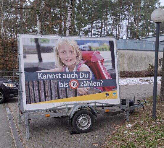 Anhänger mahnt Tempo 30 vor Grundschulen in Weiden