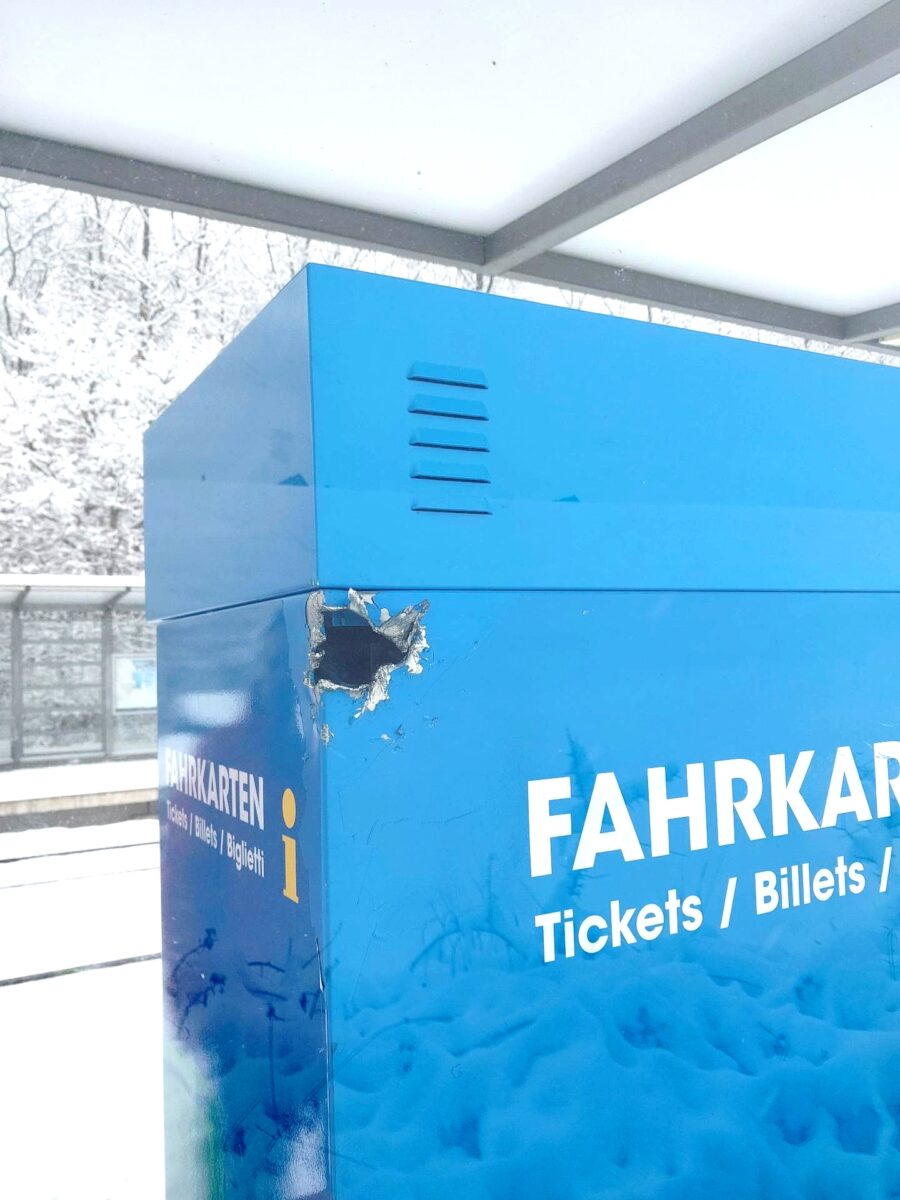 Aufbruchversuch an Fahrausweisautomaten in Altenstadt: 20.000 EUR Schaden