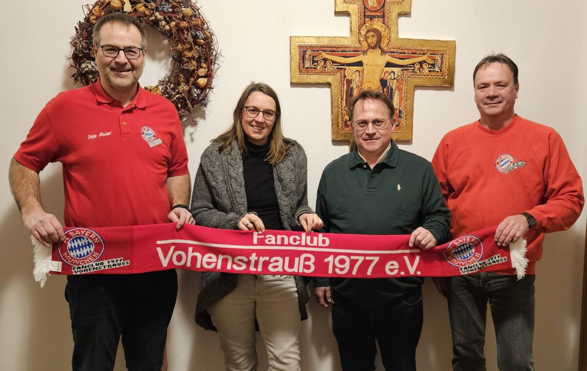 FC-Bayern-Fanclub unterstützt in Vohenstrauß die Kirchenrenovierung mit 500 Euro