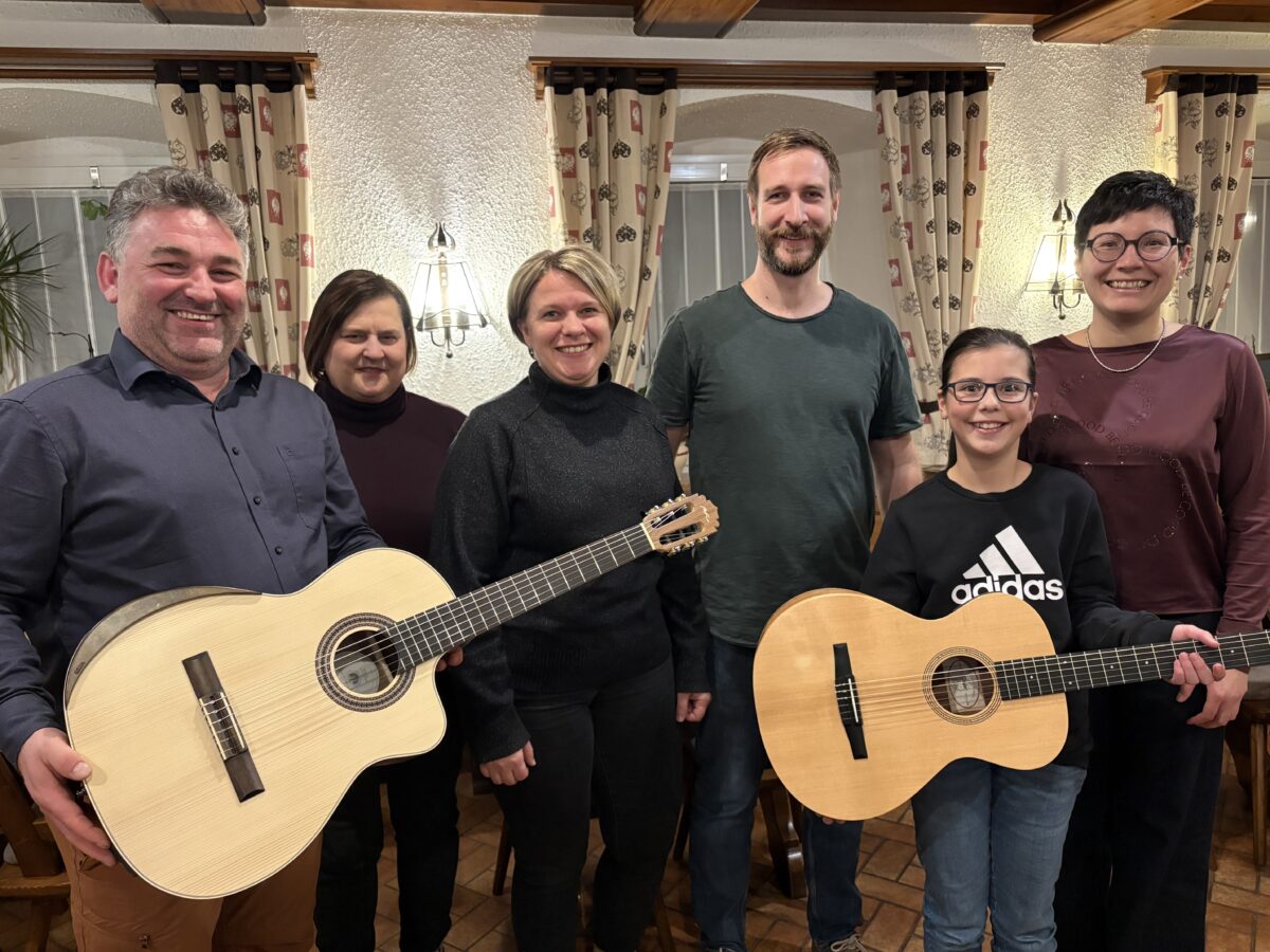 Förderverein spendet zwei Gitarren für Musikschule in Moosbach