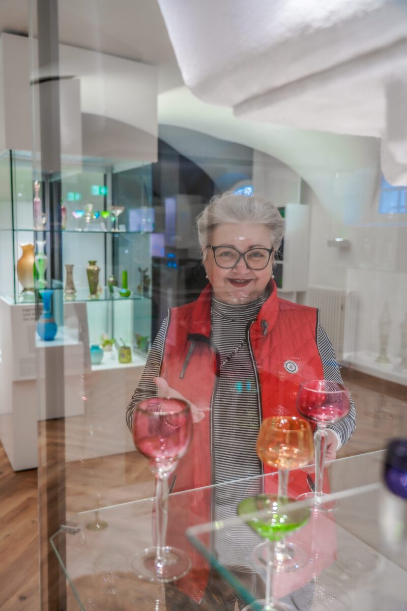 Führungen im Kultur-Schloss Theuern beleuchten Glas und Porzellan