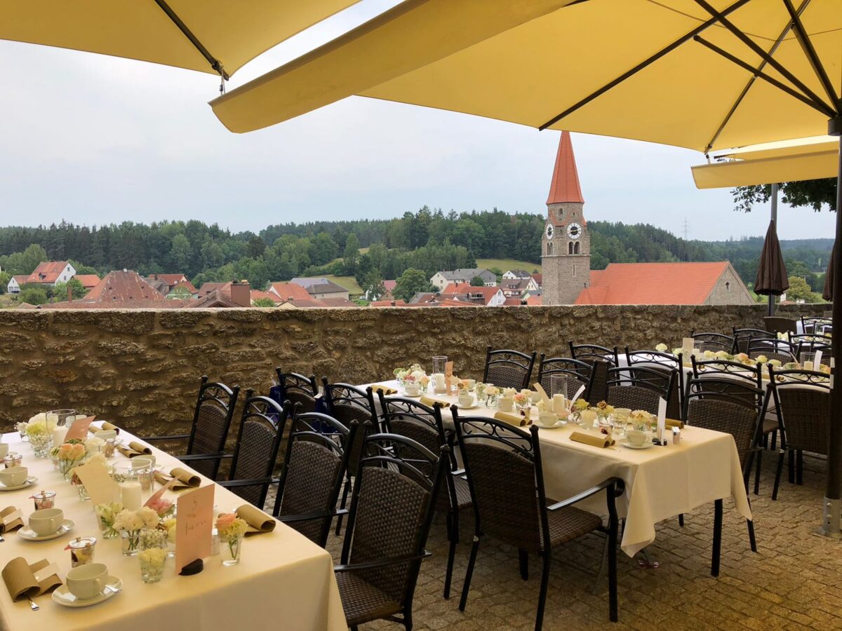 Eröffnung Burghof mit musikalischer Unterhaltung