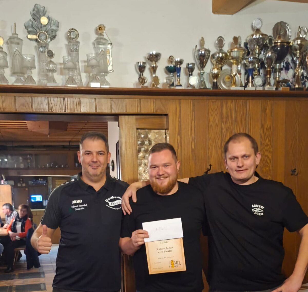 „Bullnstarkes“ Miteinander: Dartfreunde Eslarn feiern ihre Champions