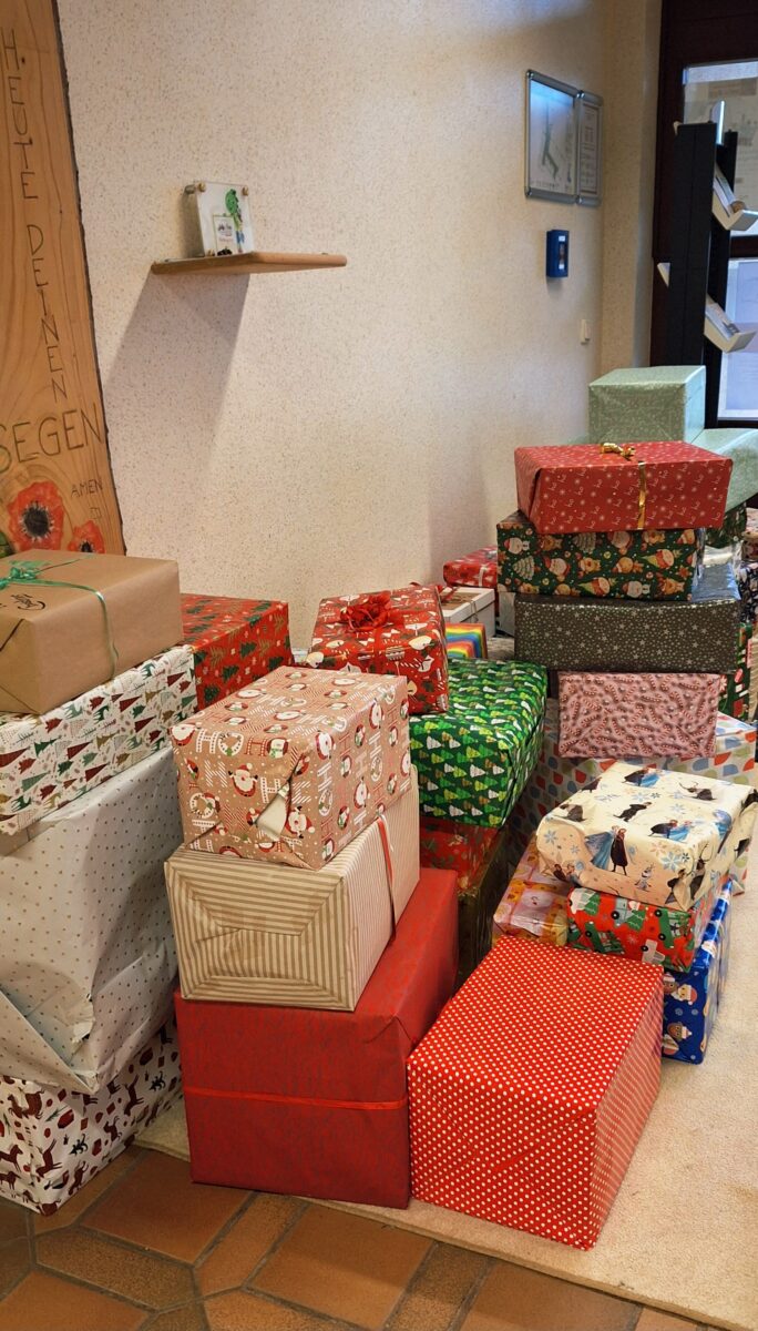 Kindergarten Pressath sammelt 50 Geschenkpakete für Familien in Grafenwöhr