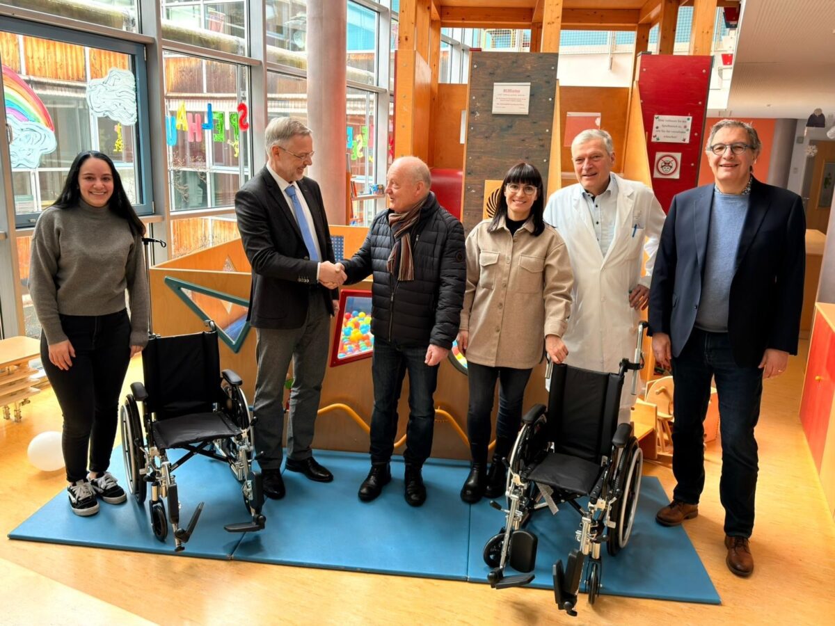 Lichtblicke spendet vier Kinderrollstühle für die Kinderklinik in Weiden